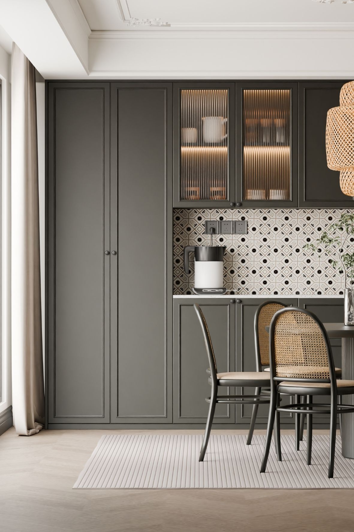 Cuisine linéaire avec étagères ouvertes en bois, plan de travail clair et dosseret foncé dans un intérieur  à Pointe-claire